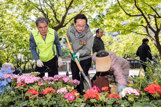 주민과 함께 '우리동네 동행정원' 만드는 최호권 영등포구청장