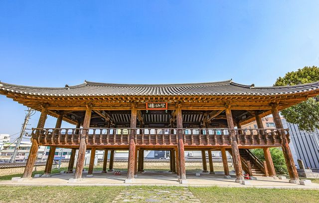 팔작지붕에 2층 누각 형식의 망선루 [사진/임헌정 기자]