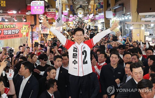 남구신정시장에서 인사하는 김문수 후보