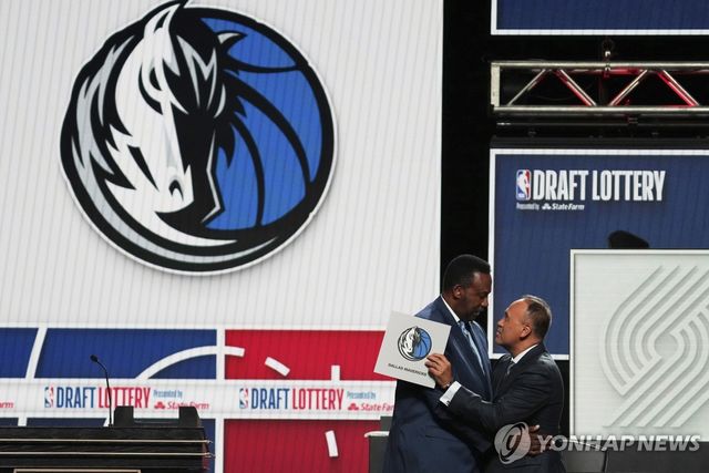 전체 1순위 신인 지명권을 획득한 댈러스 매버릭스