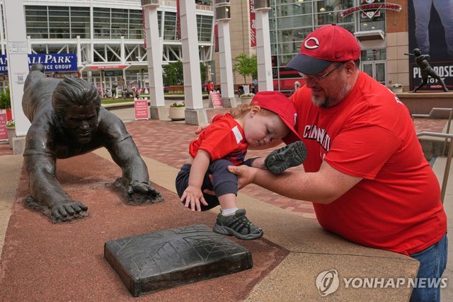 피트 로즈 동상 앞에서 그를 기리는 신시내티 팬