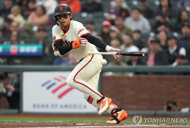 1회 기습 번트를 시도한 이정후