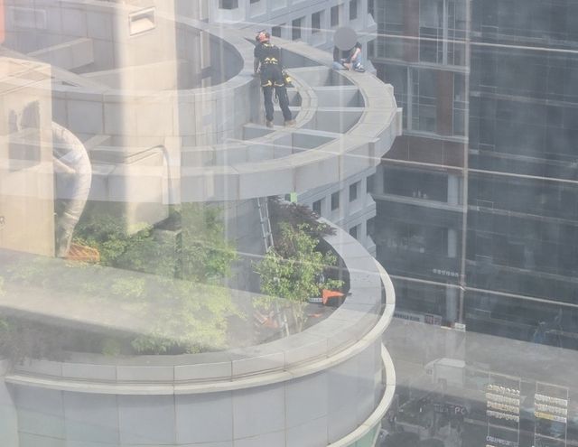 강남역 인근 15층짜리 건물 옥상에 오른 한 시민