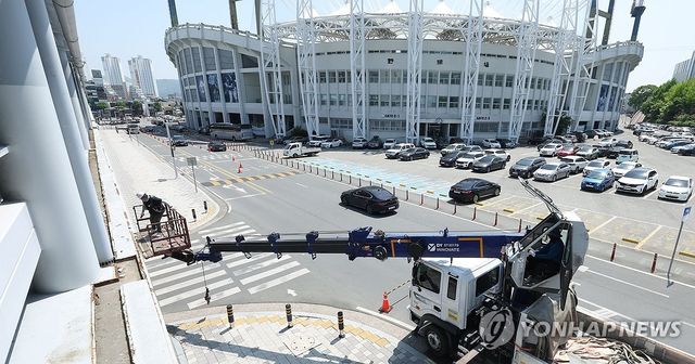 창원NC파크 주차장 외장 마감재 철거