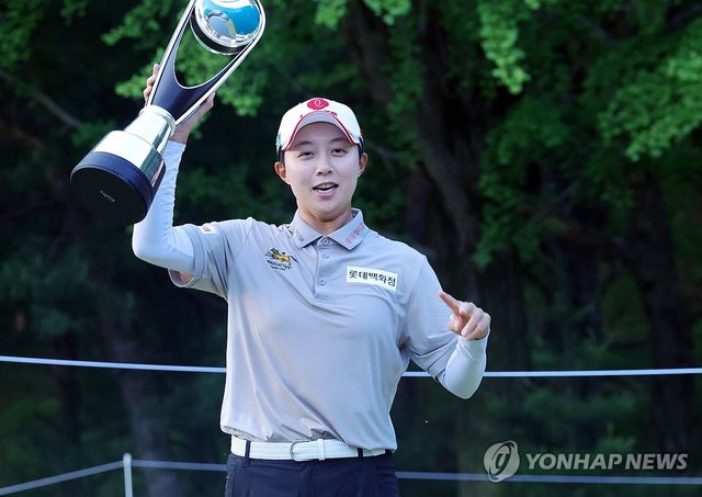 김효주 '우승컵이 무거워'