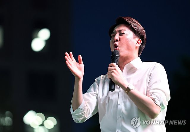 연설하는 이준석 후보