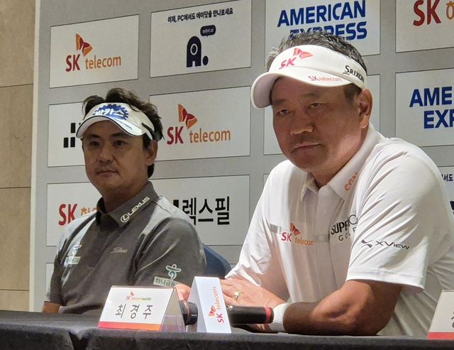 질문 듣는 최경주(오른쪽)