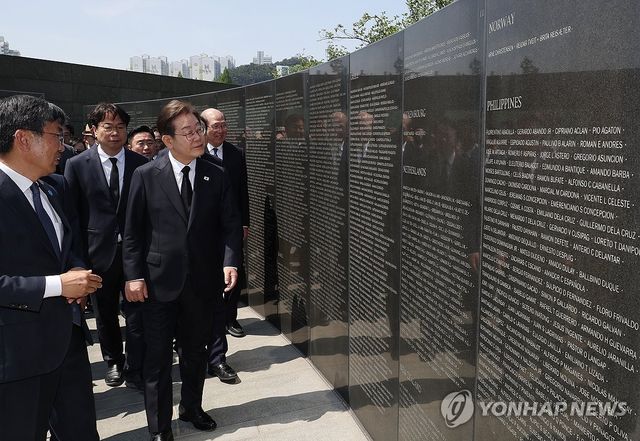 유엔군 전몰자 위령탑 둘러보는 이재명