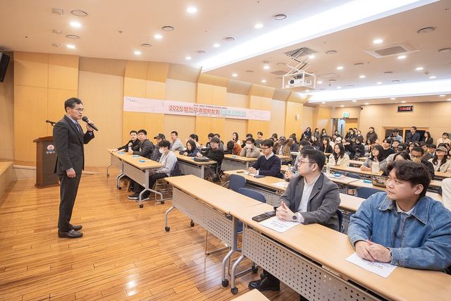 2025 양천구 취업박람회 직무토크콘서트에서 청년들과 대화하는 이기재 구청장