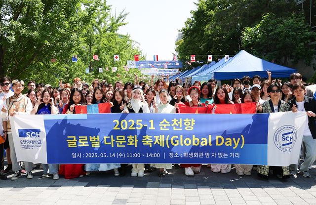 기념촬영하는 유학생들