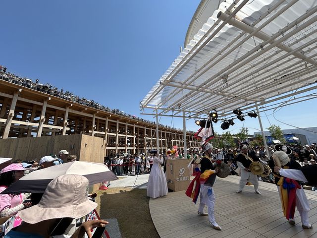 사물놀이 공연을 보는 관람객들 