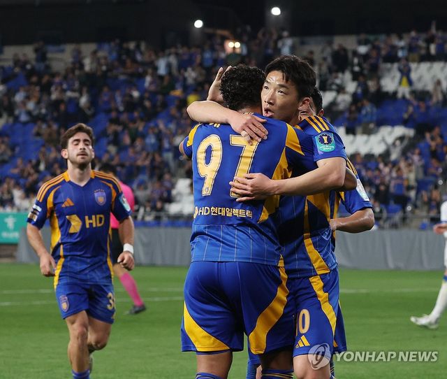 골 환호하는 김민우-에릭