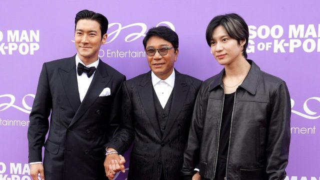 후배 가수들 손 잡은 이수만 SM엔터테인먼트 창립자(가운데)