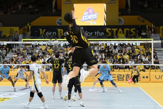 의정부체육관에서 진행된 2024-2025시즌 KB손보의 우리카드와 홈 개막전 장면