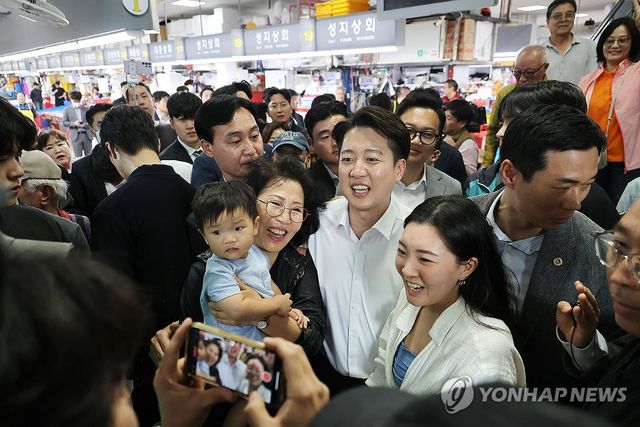 부산 시민들 만나는 이준석 후보