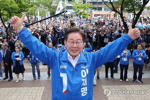 창원서 기념 촬영하는 이재명 후보