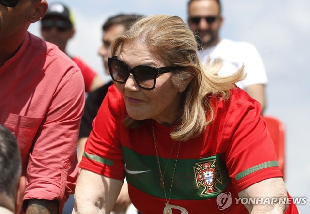 경기를 지켜보는 호날두 주니어의 할머니 마리아 돌로레스 아베이루.