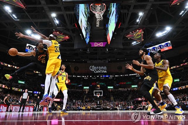 도너번 미첼을 막는 인디애나 선수들