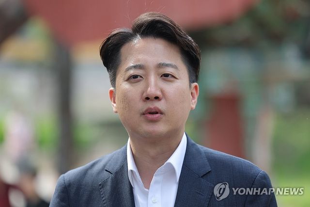 취재진 질문 답하는 이준석 후보