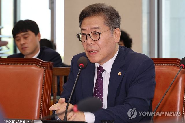 답변하는 김용빈 중앙선관위 사무총장