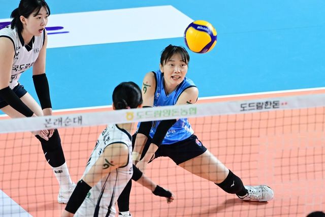 리시브하는 한국도로공사의 문정원(맨 오른쪽)