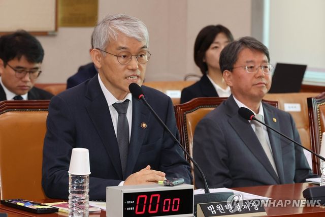 의원 질의에 답하는 천대엽 법원행정처장