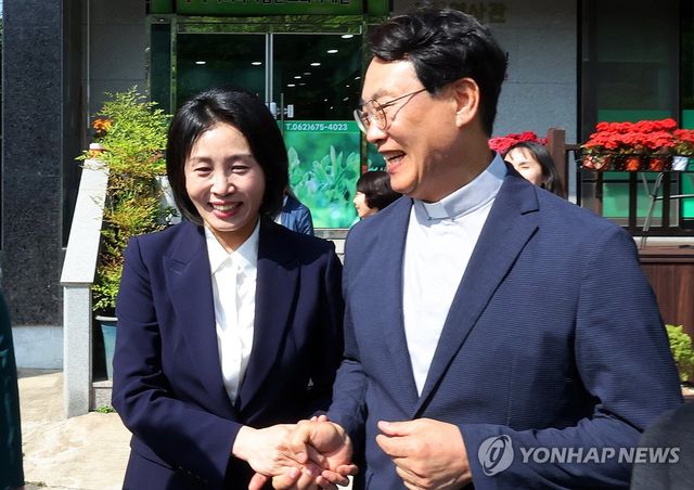 조영대 신부 만난 김혜경 여사