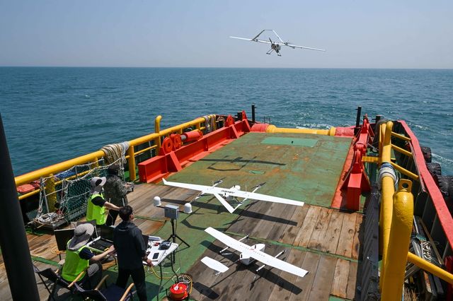 바지선에서 이륙하는 참치 어군 탐지용 드론