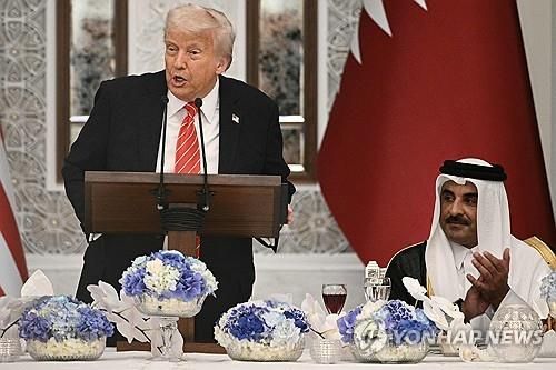 카타르 방문 중 국빈 만찬장서 발언하는 트럼프 미 대통령