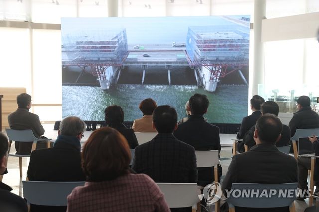 2022년 낙동강하굿둑 기수생태복원 성과보고회에 하굿둑이 개방된 모습