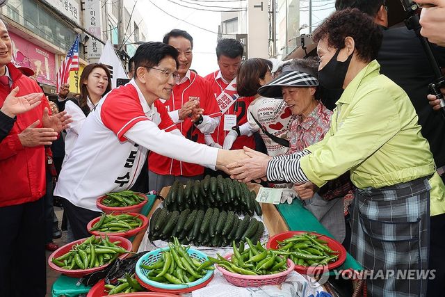 김문수, 경남 공략…진주중앙시장·우주항공청 등 방문