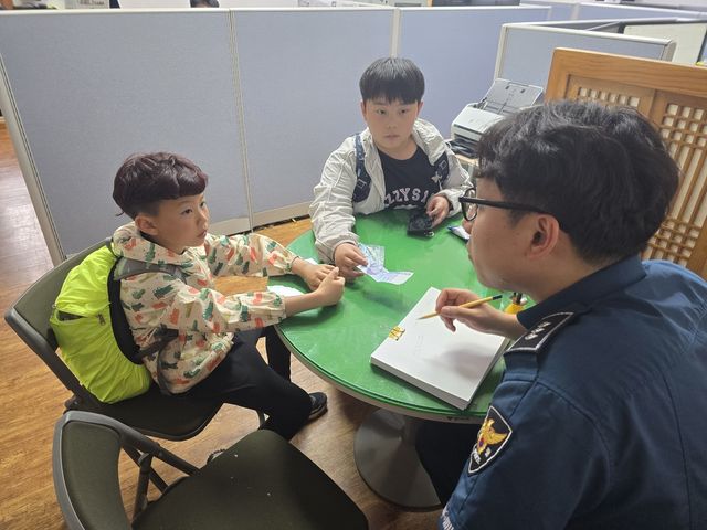 경찰서 찾아온 왕송(왼쪽) 군과 장해민 군(가운데)