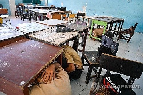 재난 대피 훈련 중인 인도네시아 학교