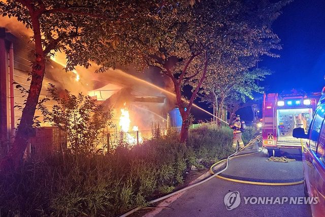 농협 공판장 화재 진압하는 소방대원