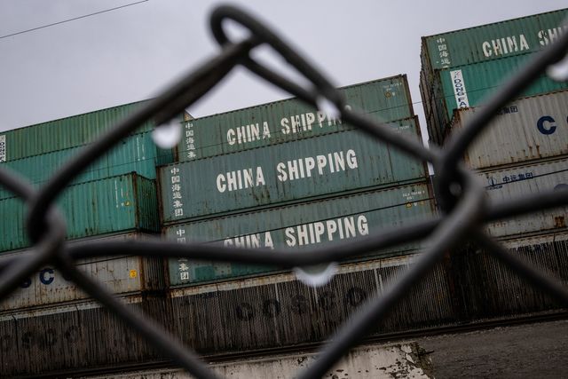 12일(현지시간) 미국 캘리포니아주 오클랜드항에 쌓인 중국 컨테이너 