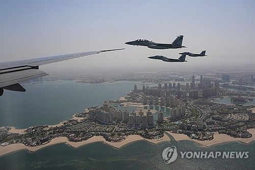 트럼프 탄 미국 대통령전용기 호위하는 카타르 전투기
