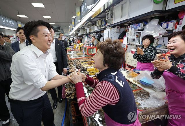 자갈치시장 방문한 개혁신당 이준석 대선 후보