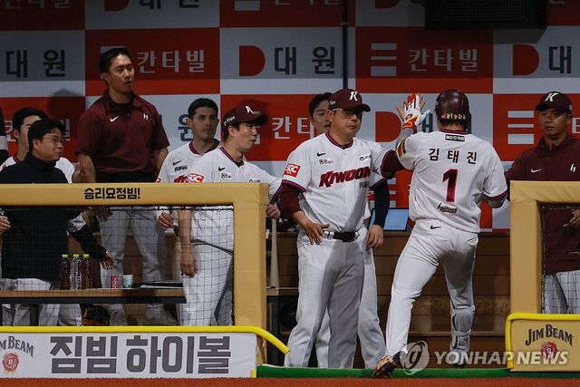 솔로 홈런 친 김태진