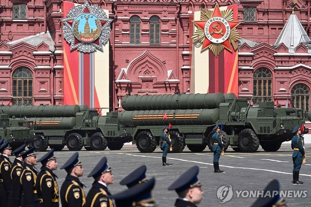 지난 9일 러시아 전승절에 모스크바 붉은 광장을 지나가는 미사일