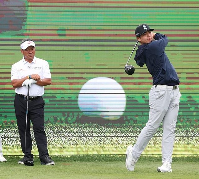 장유빈 티샷 바라보는 최경주(왼쪽)