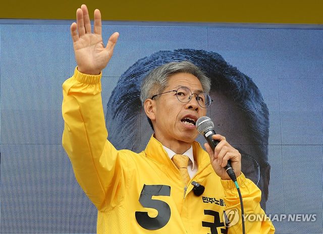 유세차 올라 발언하는 권영국 후보