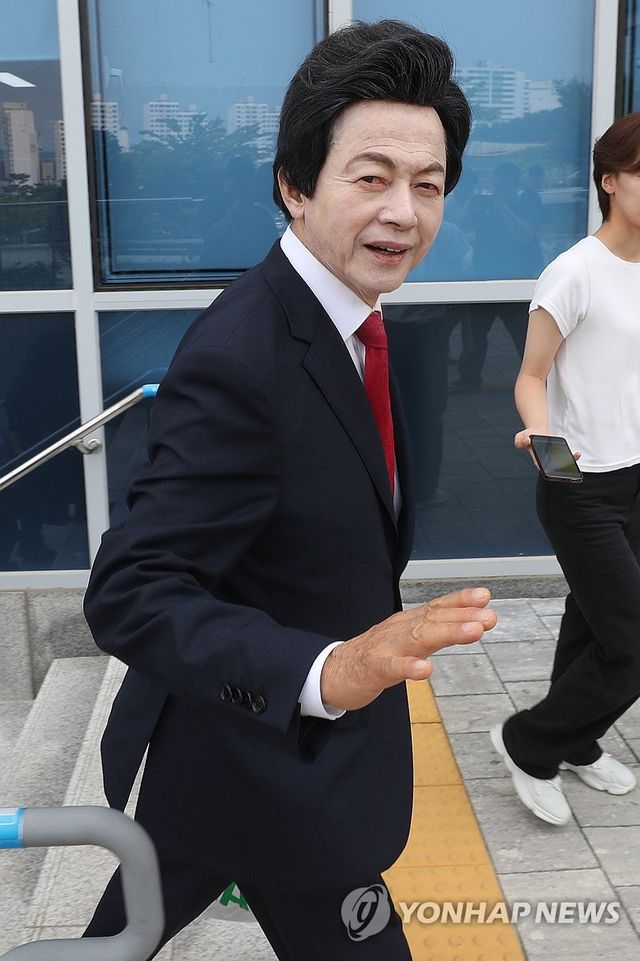 경찰 출석하는 허경영 국가혁명당 명예대표