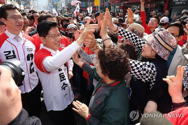 지지자들과 인사하는 김문수 후보