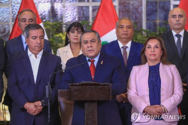 페루 대통령(오른쪽) 동석 하에 사임 기자회견하는 아드리안센 전 총리(가운데)