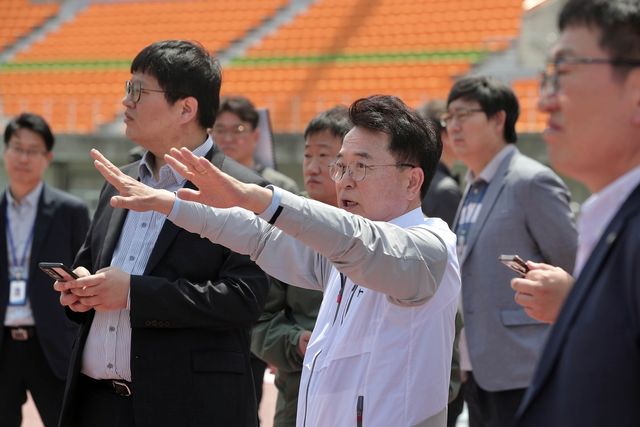 육동한 춘천시장, 경기장 점검