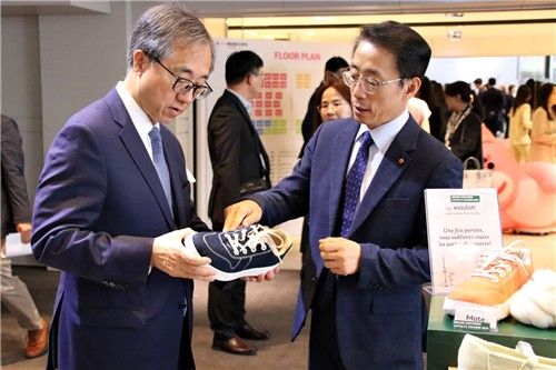 지난 12일(월) 프랑스 파리 '파빌리온 방돔'에서 열린 '대한민국 브랜드 엑스포' 개막식에서 문승현 주프랑스대사(왼쪽)과 김재겸 롯데홈쇼핑 대표가 상품을 살펴보고 있다. [롯데홈쇼핑 제공. 재판매 및 DB 금지]