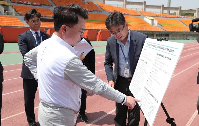 경기장 점검하는 육동한 춘천시장