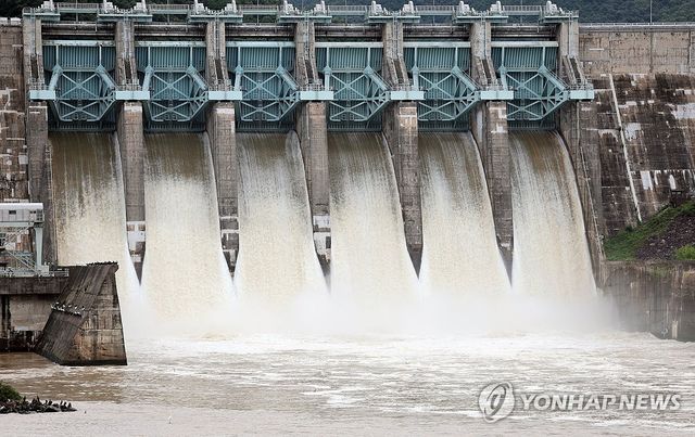 작년 7월 18일 오전 한국수자원공사가 수위 조절을 위해 충북 청주시 대청댐의 수문 6개를 열고 초당 500t의 물을 방류하고 있다. [연합뉴스 자료사진]