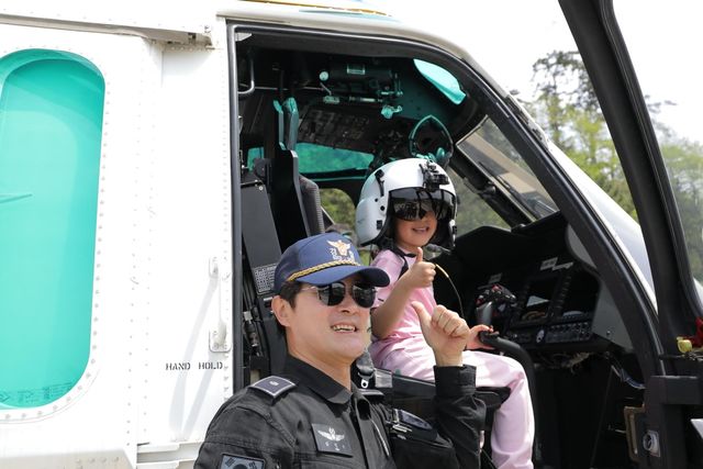 헬기 타고 '활짝'