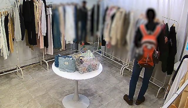 무인 옷가게 절도 중인 용의자